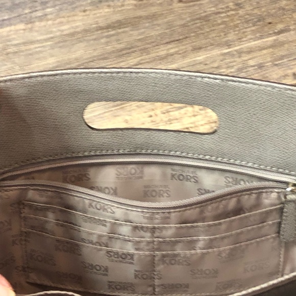 Michael Kors Large Grey Clutch with Short Shoulder Strap magnetic closure EUC - Picture 5 of 9